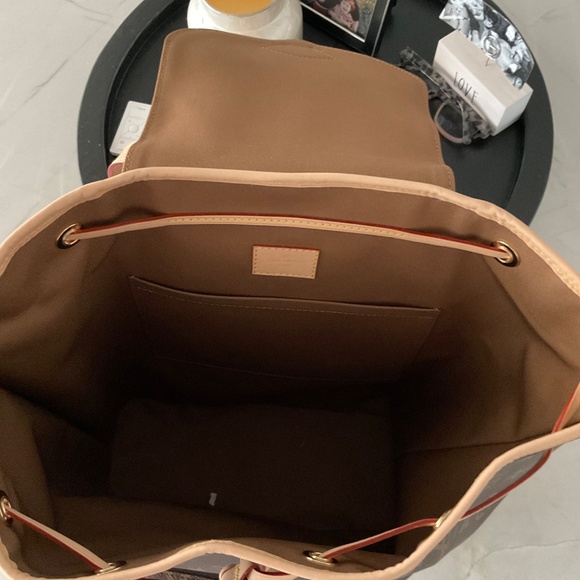 Louis Vuitton Montsouris MM - Picture 3 of 5